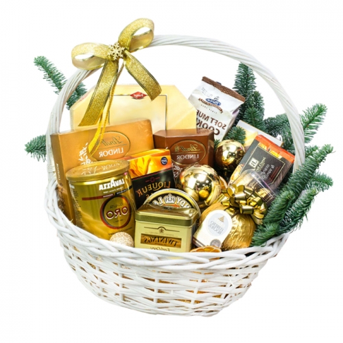 Новогодняя подарочная корзина с кофе и шоколадом